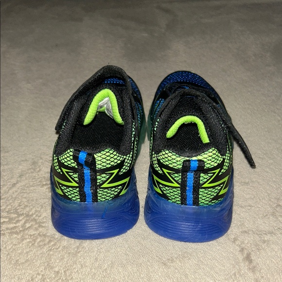 Athletic Works Light-Ups 💡 Kids Sneakers - Black, Blue, and Green Stripes - Picture 5 of 6